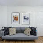 Aisiki Stays Apartments At Hillingdon, 3 Bedrooms & 2 Bathrooms Pet-Friendly House With Garden, With King Or Twin Beds With Free Wi-Fi & Parking