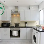 Aisiki Stays Apartments At Hillingdon, 3 Bedrooms & 2 Bathrooms Pet-Friendly House With Garden, With King Or Twin Beds With Free Wi-Fi & Parking
