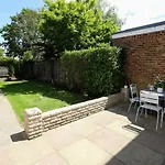 Aisiki Stays Apartments At Hillingdon, 3 Bedrooms & 2 Bathrooms Pet-Friendly House With Garden, With King Or Twin Beds With Free Wi-Fi & Parking