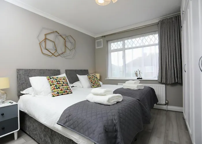 Aisiki Stays Apartments At Hillingdon, 3 Bedrooms & 2 Bathrooms Pet-Friendly House With Garden, With King Or Twin Beds With Free Wi-Fi & Parking