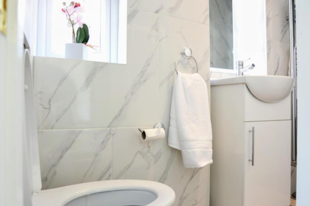 Fw Haute Apartments: Pet-friendly Garden With Free Parking * Hillingdon